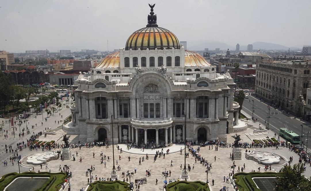 Los sindicatos del INAH e INBA realizarán mañana un plantón cultural en la explanada del Palacio de Bellas Artes. Foto: Archivo EL UNIVERSAL