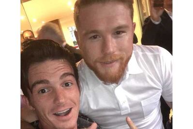 Drake Bell corre con el “Canelo” para tomarse selfie