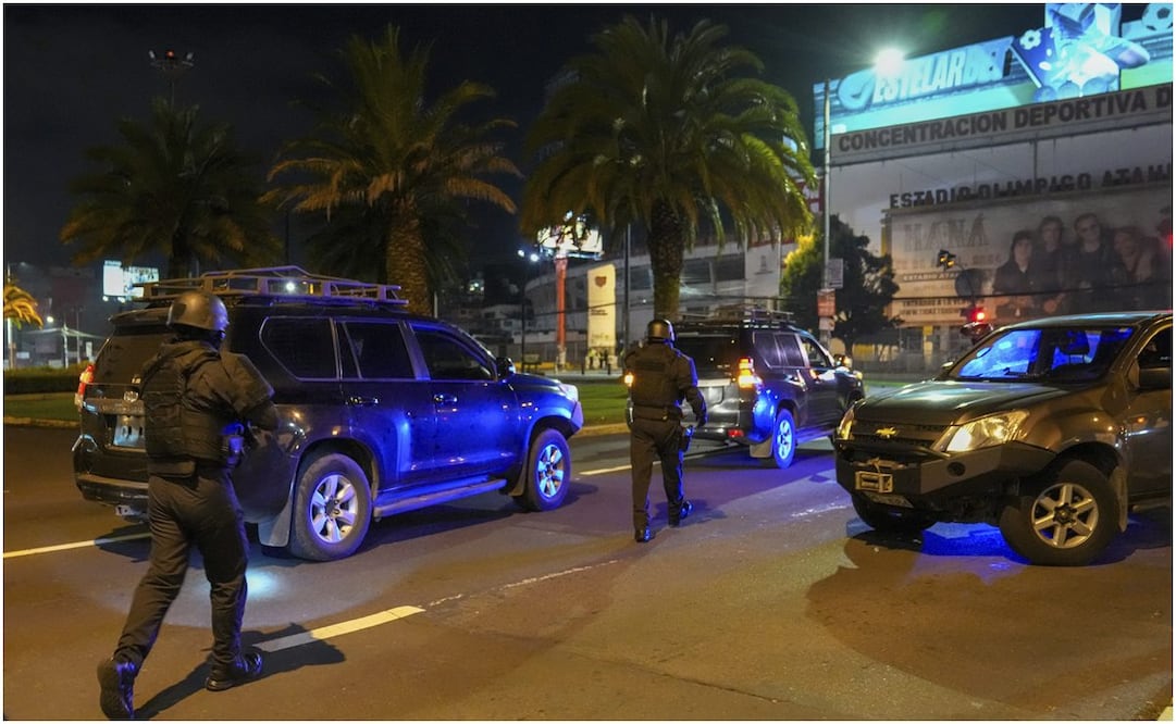 Policías de Ecuador irrumpen en embajada de México en Quito. Foto: AP/Archivo
