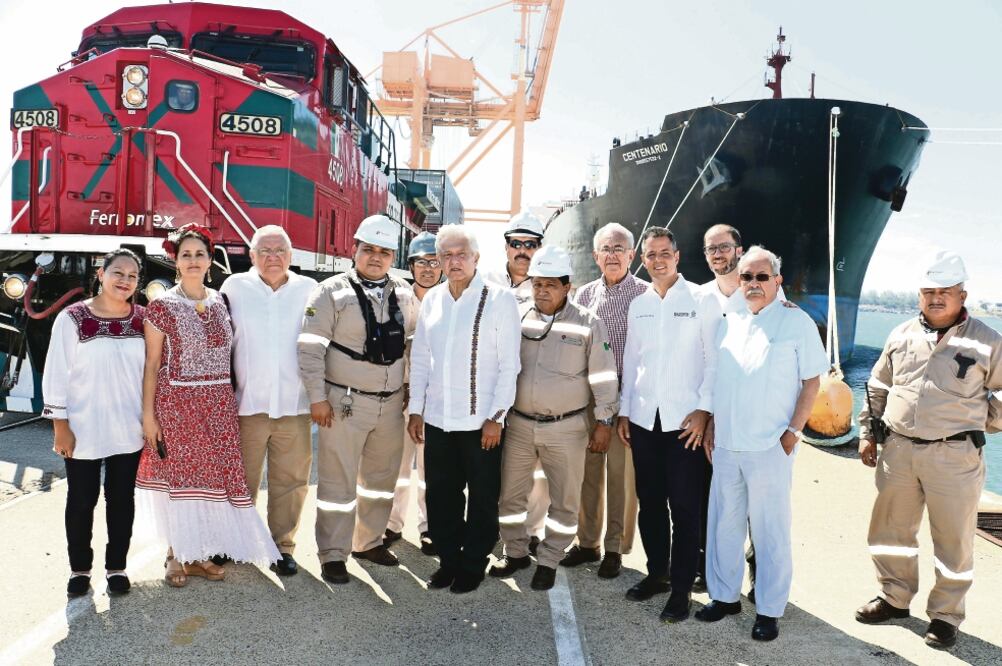 Acompañado de gobernadores y secretarios de Estado, el presidente Andrés Manuel López Obrador aseguró que en dos años, una vez lograda la infraestructura, se declarará al istmo como zona libre y con ello habrá estímulos fiscales (PRESIDENCIA)