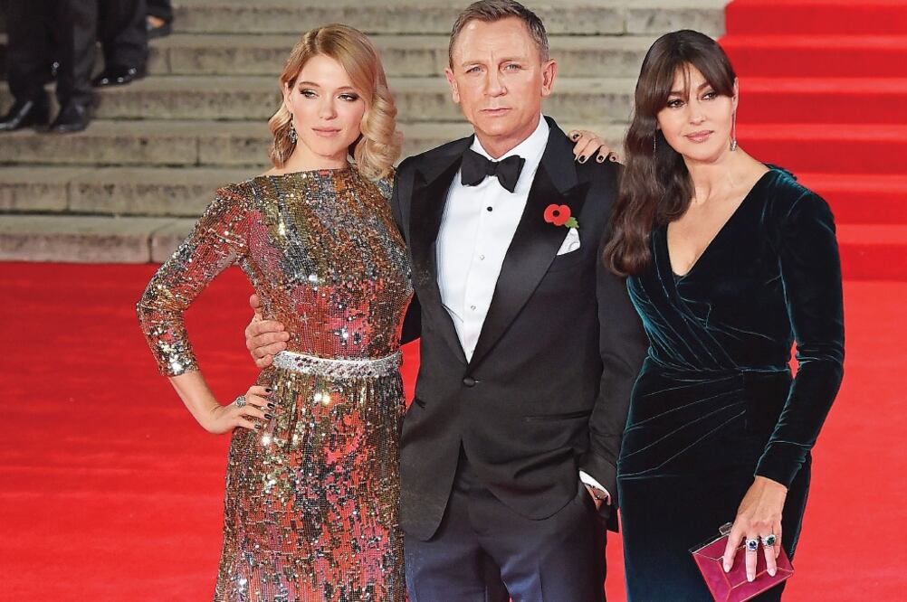 Las chicas Bond Lea Seydoux y Monica Bellucci custodian al actor (EFE Y REUTERS)