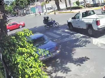 Video: Camioneta de la Cuauhtémoc embiste a motociclistas