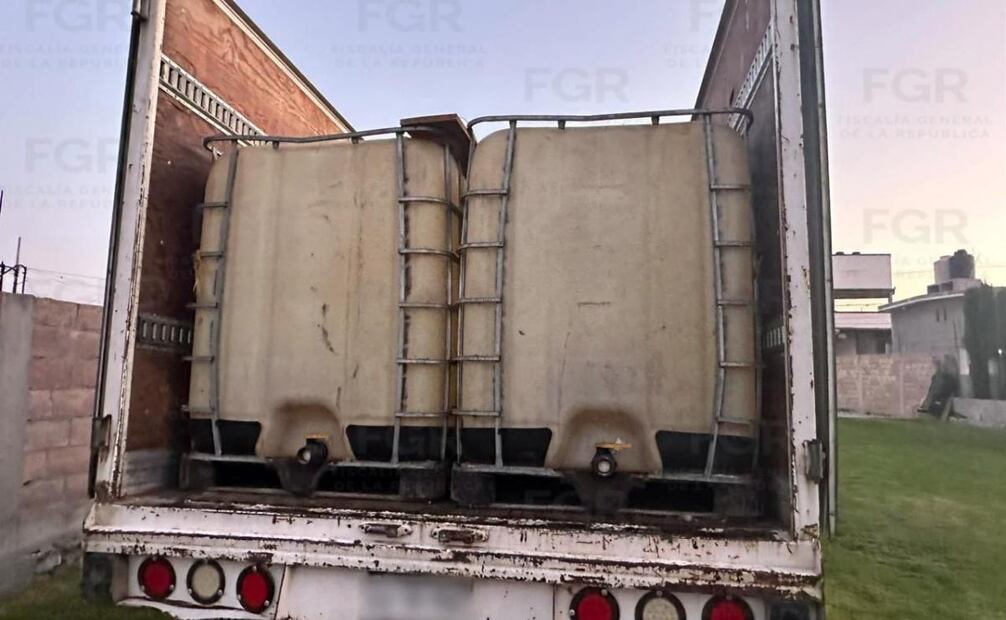 En el lugar se aseguraron vehículos, contenedores, mangueras y utensilios de cocina, además de un arma de fuego y cartuchos activos. Fotos: Especiales.