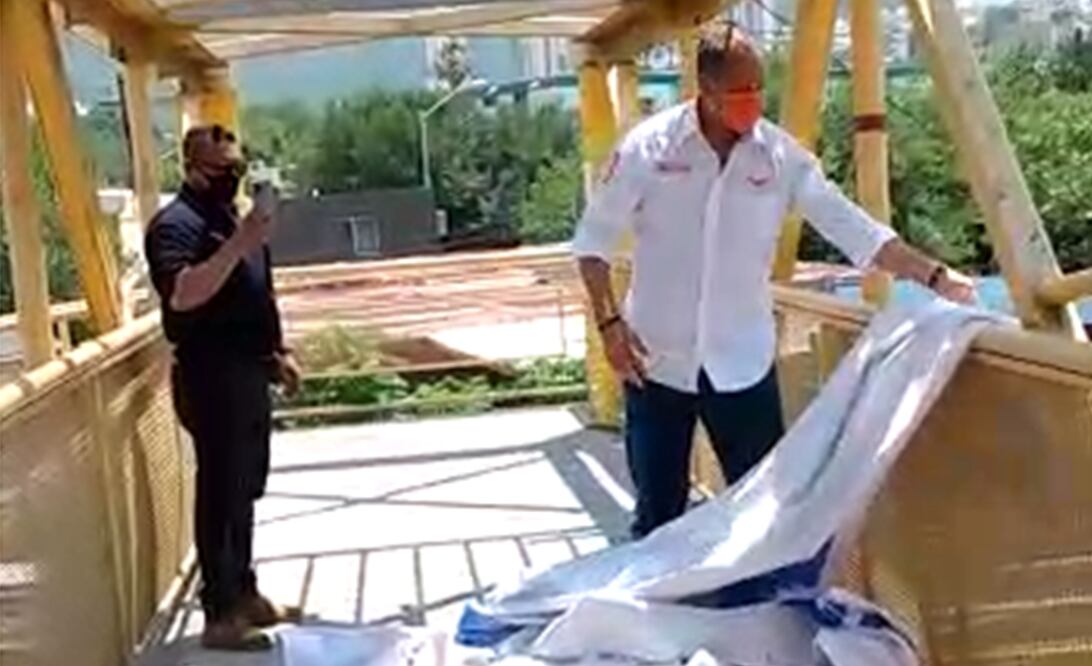 Horacio Jonatán Tijerina Hernández retirando lonas del candidato panista a gobernador Fernando Larrazabal. Foto: Especial