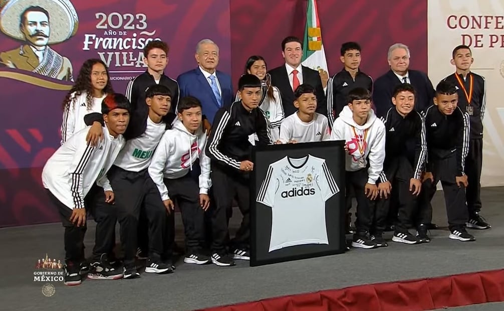 Niños campeones futbolistas de Nuevo León asisten a la mañanera de AMLO. Foto: Captura de pantalla