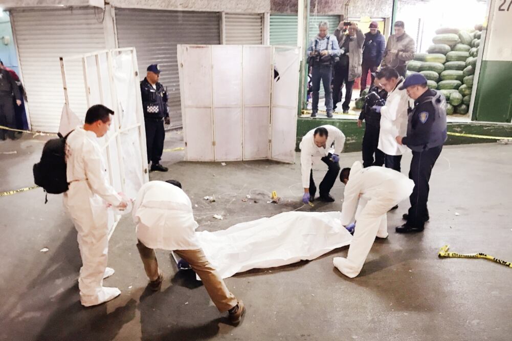 El cuerpo del presunto delincuente quedó tendido en el área de venta de frutas y verduras; peritos lo trasladaron al Incifo para realizarle la necropsia de ley (HUGO GARCÍA. EL UNIVERSAL)