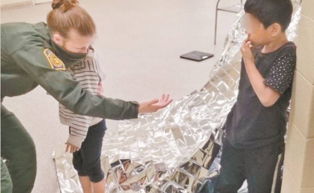 Una agente de la CBP consuela a niños que fueron rescatados tras ser abandonados en la frontera entre Estados Unidos y México. Foto: EFE.