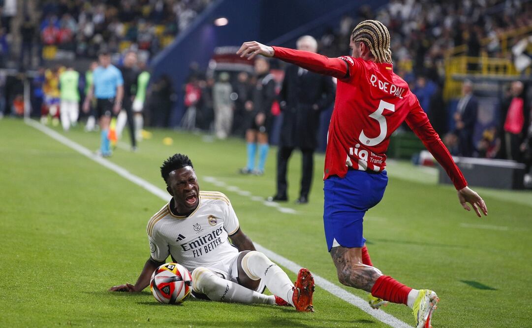 Vinicius Junior disputa un balón con el centrocampista argentino del Atlético de Madrid, Rodrigo de Paul - Foto: EFE