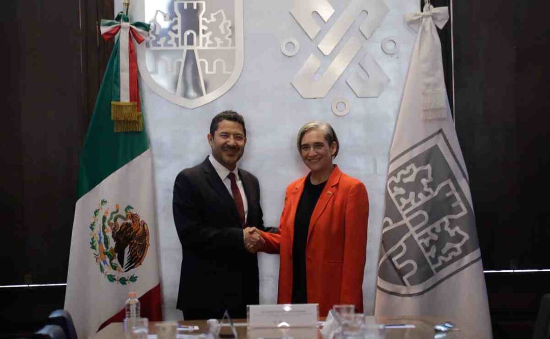 En una ceremonia, el jefe de Gobierno recordó que ha entregado distinciones parecidas a Isabel Allende, la senadora chilena, hija del Presidente Salvador Allende, y a Cristina Fernández Kirchner, expresidenta de Argentina. Foto: Especial