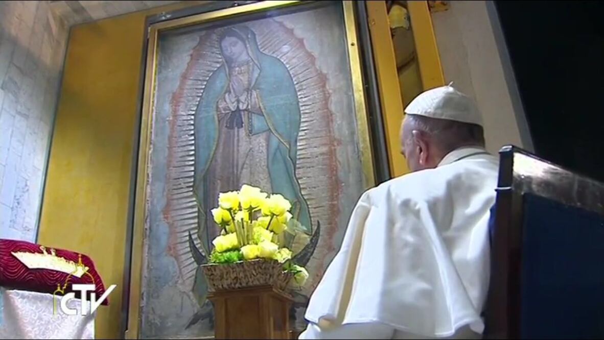 Papa reza a solas frente a la Virgen de Guadalupe
