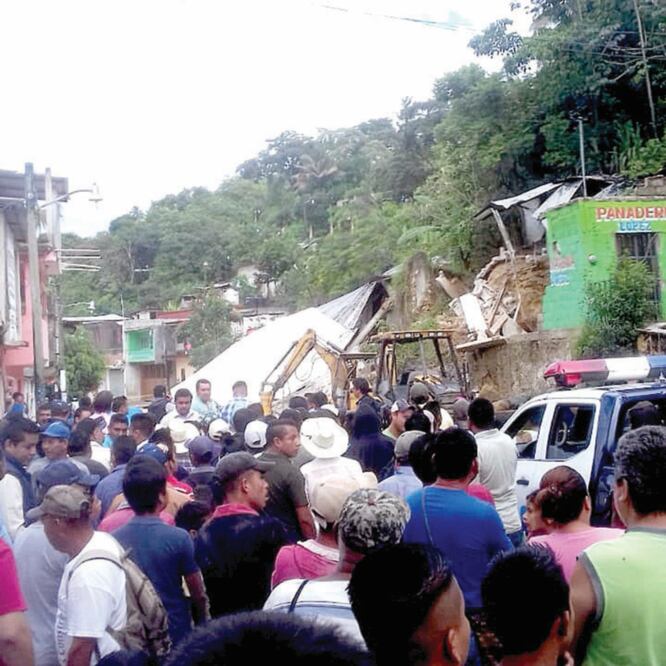 En el municipio de Yajalón, en Chiapas, las fuertes lluvias provocaron el deslizamiento de una ladera y que seis viviendas resultaran con serias afectaciones. Foto: ÓSCAR GUTIÉRREZ. EL UNIVERSAL
