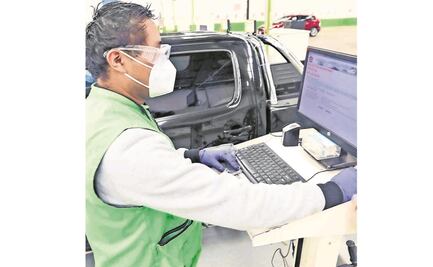 Por nuevo semáforo, ajustan aforo en los verificentros