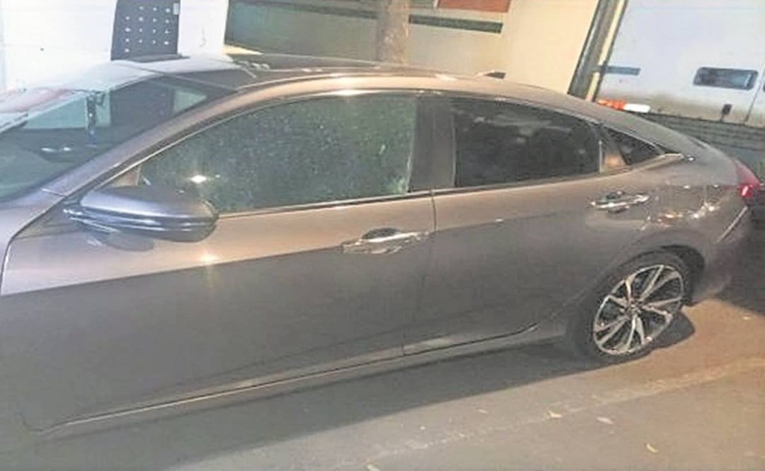 El conductor de un Honda resultó herido de bala en la cabeza. Foto: Especial.