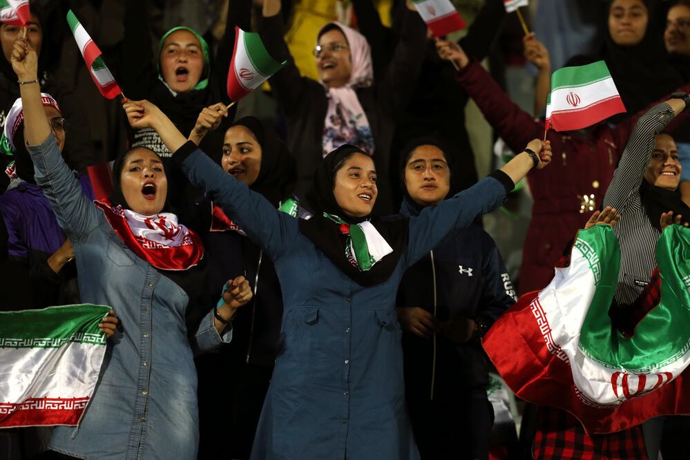 Después de 37 años, mujeres asisten a partido de futbol en Irán. Foto: AP