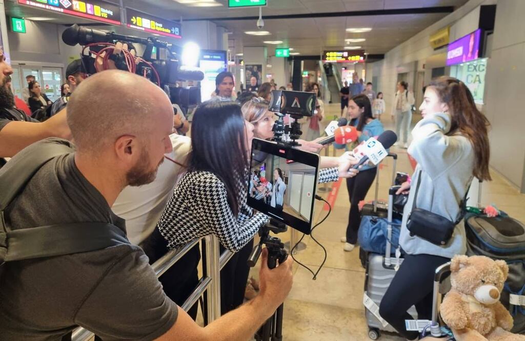 Mexicanos llegan a Madrid en puente aéreo desde Israel. Foto: Especial