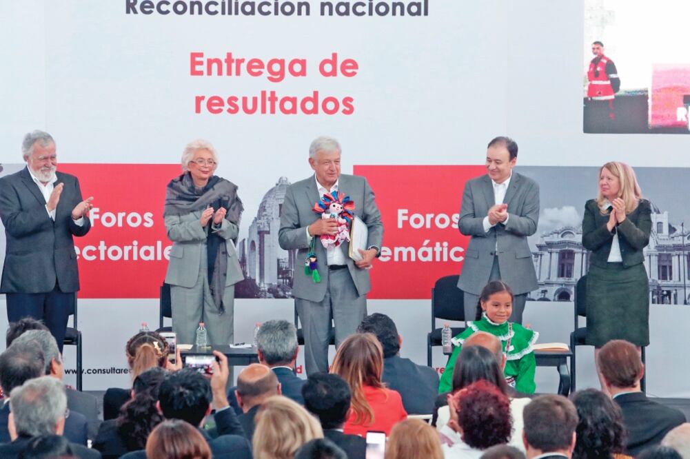 Andrés Manuel López Obrador, presidente electo, recibió ayer los resultados de la Consulta para la Pacificación y Reconciliación Nacional en el Archivo General de la Nación (ARIEL OJEDA. EL UNIVERSAL)
