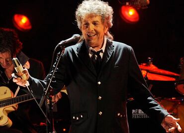 Dylan rompe el silencio y acepta el Nobel de Literatura