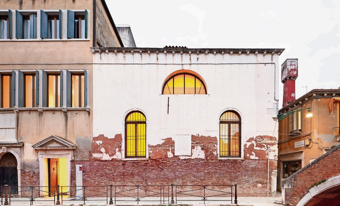 Entre los elementos del complejo hay una iglesia, en cuya restauración son fundamentales las luces blancas y las amarillas. Foto: Tatiana Bilbao Estudio