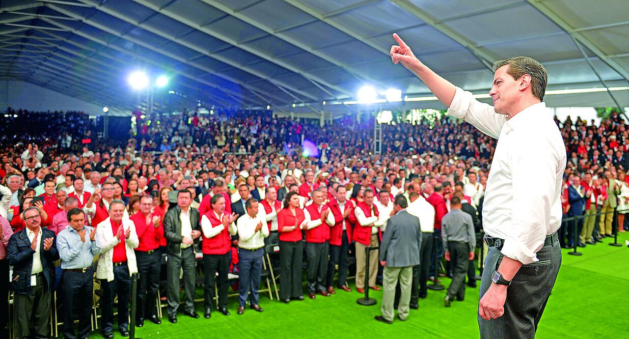 Enrique Peña Nieto, presidente de la República, se abrió paso al escenario entre fotos, abrazos y porras. Rodeado de las principales personalidades del PRI, el mandatario dirigió a los integrantes del partido un discurso de media hora (ESPECIAL)