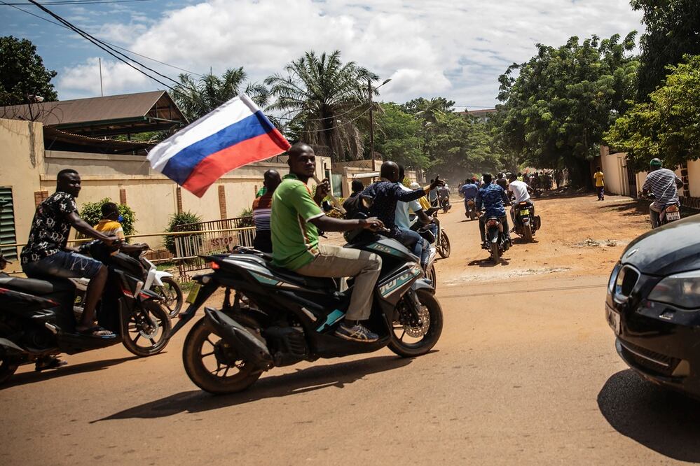 Los partidarios del capitán Ibrahim Traore ondean una bandera rusa en las calles de Uagadugú, Burkina Faso, el 2 de octubre de 2022.  Foto: AP