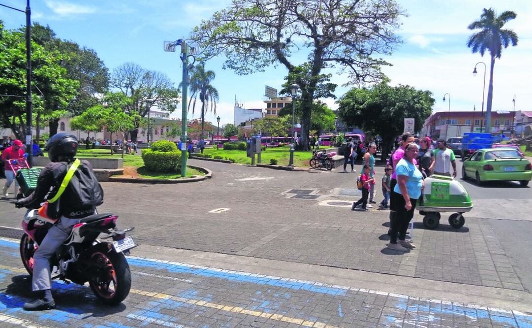 En un estratégico sector vial capitalino con un intenso cruce de personas y de vehículos, el Parque de La Merced emergió desde los últimos 25 años del siglo XX como punto de referencia de nicaragüenses, Foto: José Meléndez / EL UNIVERSAL