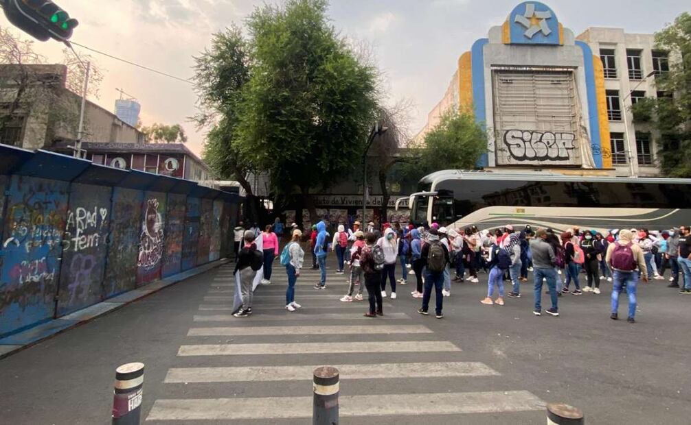 Normalistas de distintas escuelas rurales del estado de Guerrero, mantienen un mitin en Bucareli y Ayuntamiento. Foto: Valente Rosas. EL UNIVERSAL