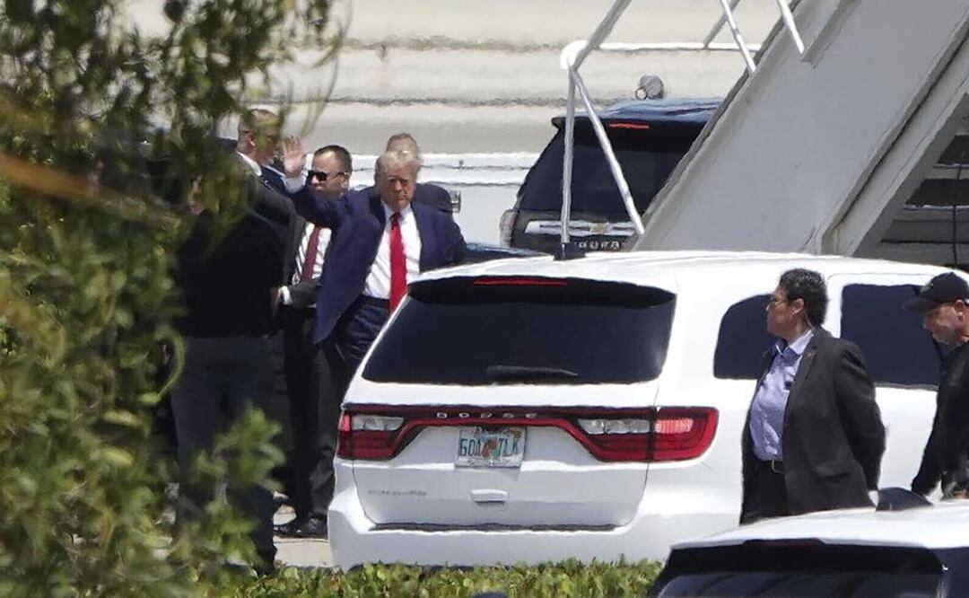 Donald Trump parte de Florida hacia Nueva York antes de la lectura de cargos. Foto: AP