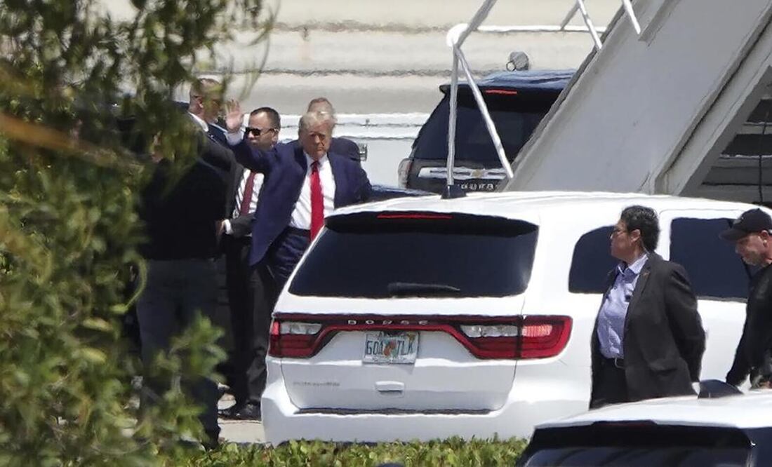 Donald Trump parte de Florida hacia Nueva York antes de la lectura de cargos. Foto: AP