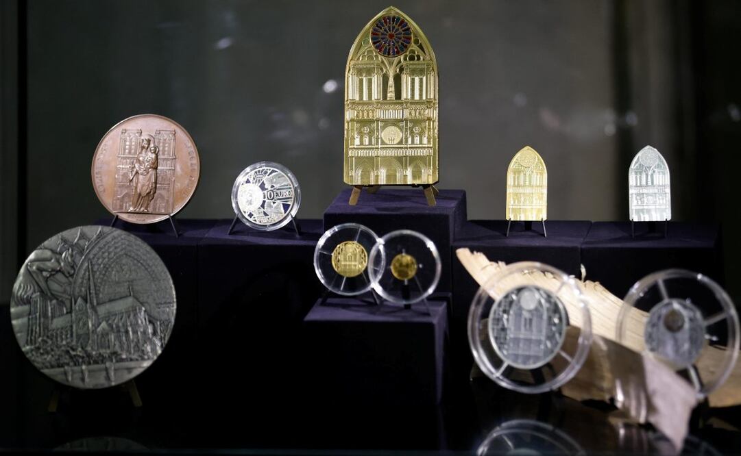 Una imagen muestra monedas (derecha y centro de la imagen) que representan la Catedral de Notre-Dame de París, presentada por la Casa de la Moneda Monnaie de Paris, en París, Francia, 19 de noviembre de 2024. Monnaie de Paris está celebrando la reapertura de Notre- Dame de París presentando una nueva colección exclusiva de monedas de la serie 'Excellence a la Francaise' para rendir homenaje a la reconstrucción de Notre-Dame. Está previsto que Notre-Dame vuelva a abrir al público el 8 de diciembre. Foto: EFE