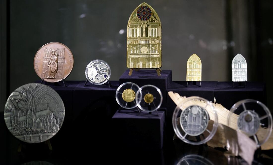 Una imagen muestra monedas (derecha y centro de la imagen) que representan la Catedral de Notre-Dame de París, presentada por la Casa de la Moneda Monnaie de Paris, en París, Francia, 19 de noviembre de 2024. Monnaie de Paris está celebrando la reapertura de Notre- Dame de París presentando una nueva colección exclusiva de monedas de la serie 'Excellence a la Francaise' para rendir homenaje a la reconstrucción de Notre-Dame. Está previsto que Notre-Dame vuelva a abrir al público el 8 de diciembre. Foto: EFE