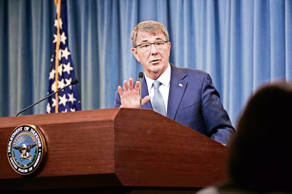 Ashton Carter, secretario de Defensa, ayer en la conferencia de prensa en la que anunció el levantamiento de la restricción a las personas transgénero (ALEX BRANDON. AP)