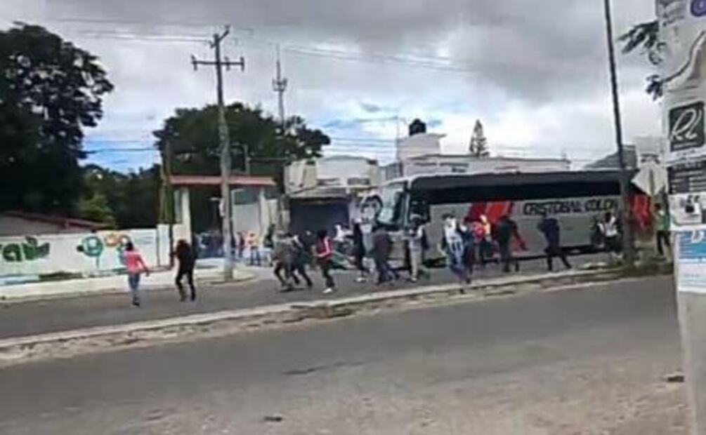 Policías desalojan bloqueo de normalistas en Chiapas