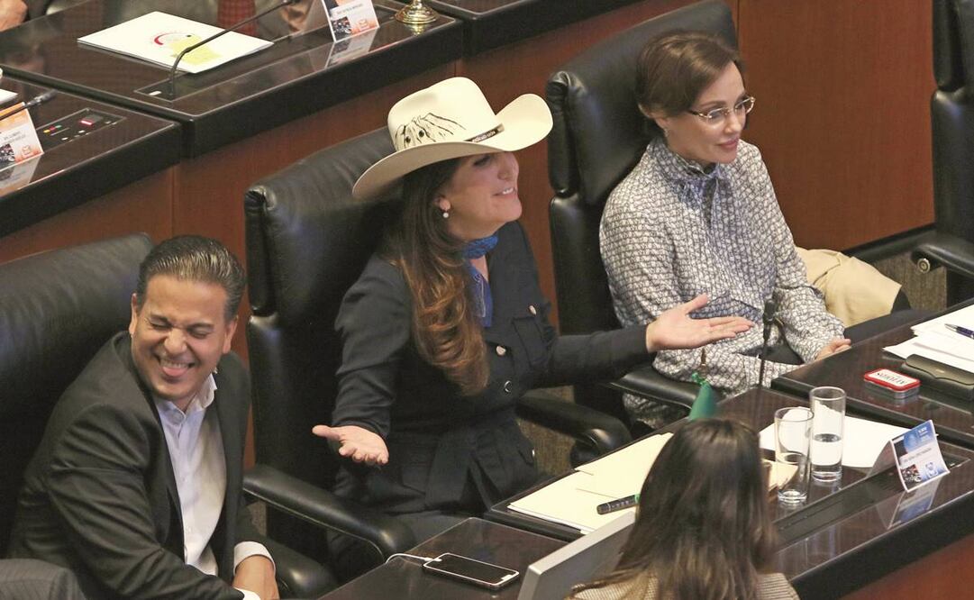 Los senadores de oposición Damián Zepeda, Kenia López y Lilly Téllez festejaron que Morena no tuviera los votos necesarios para la reforma. Foto: Carlos Mejía/ EL UNIVERSAL