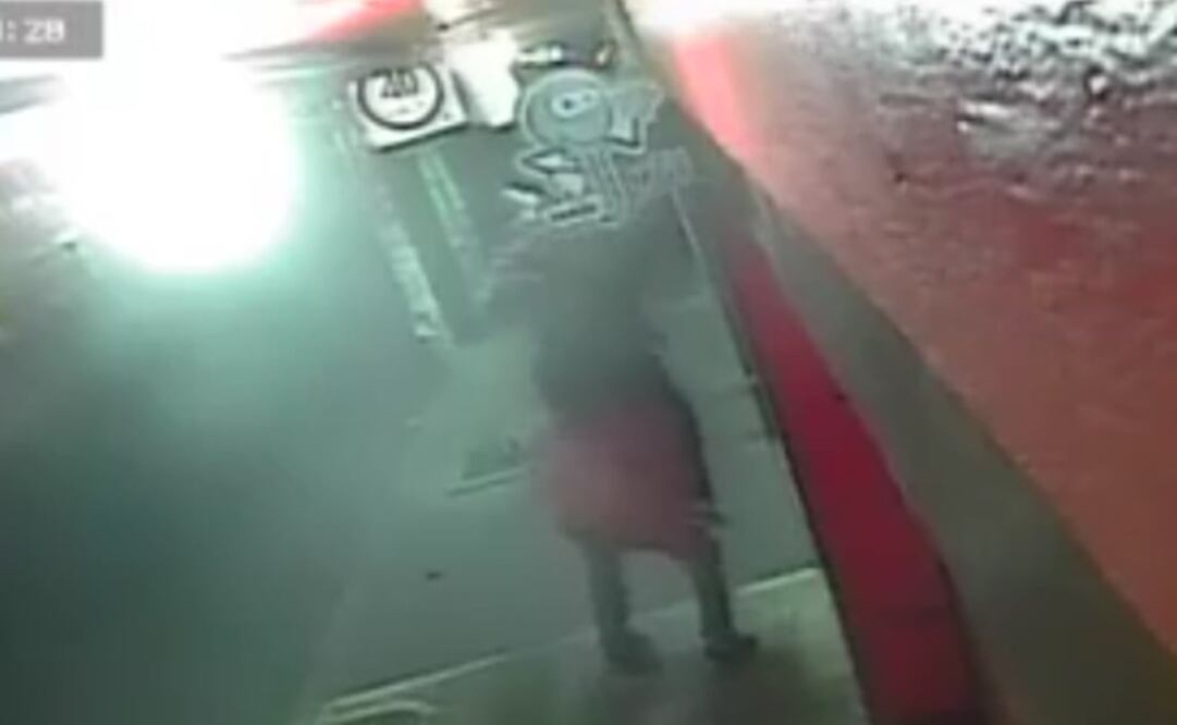 VIDEO. Captan a sujetos robando focos en Ecatepec 