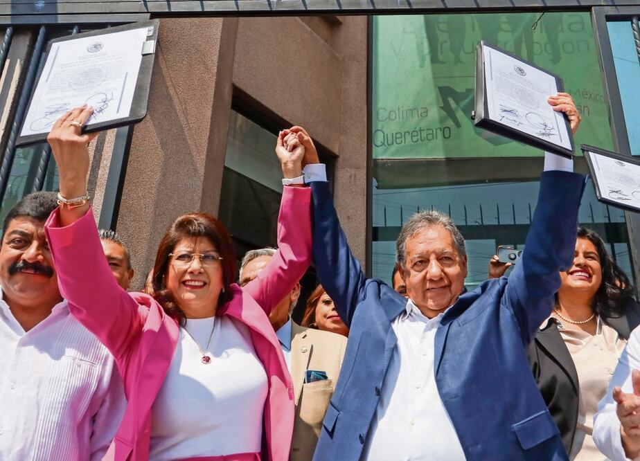 Higinio Martínez recibió su constancia de mayoría al Senado en fórmula con Mariela Escalante; fue el senador más votado del país. Foto: Especial