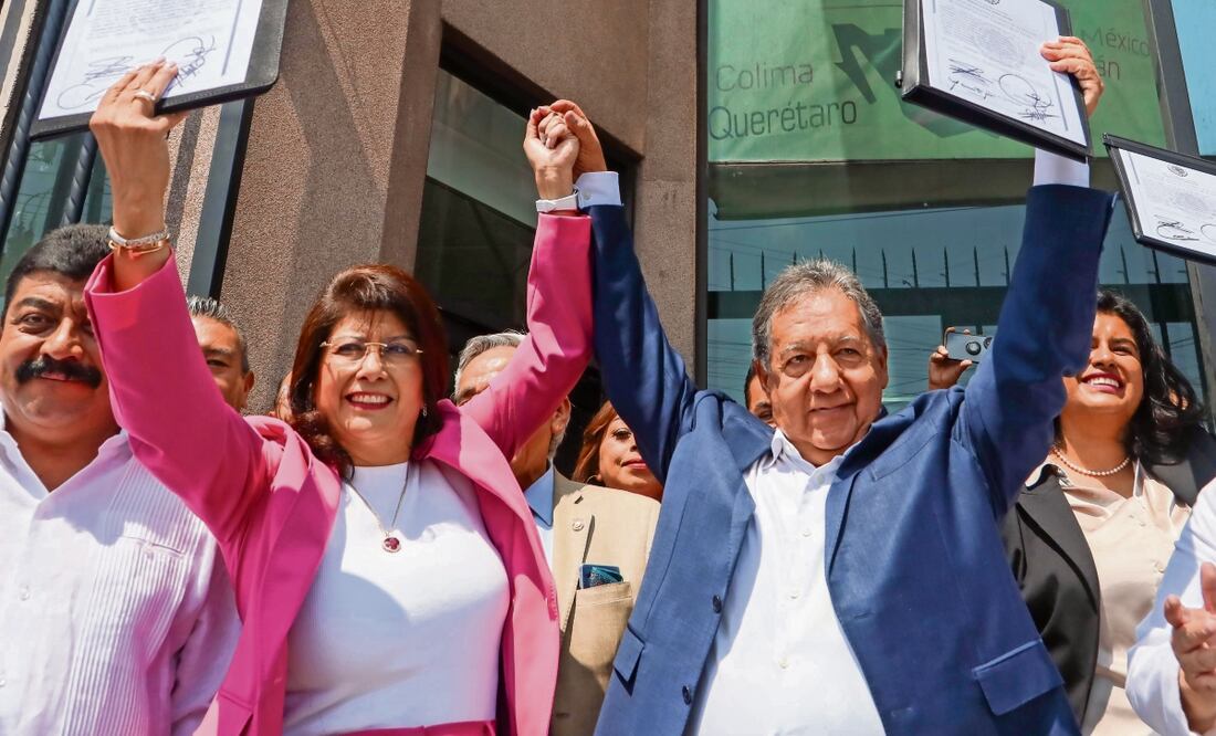 Higinio Martínez recibió su constancia de mayoría al Senado en fórmula con Mariela Escalante; fue el senador más votado del país. Foto: Especial