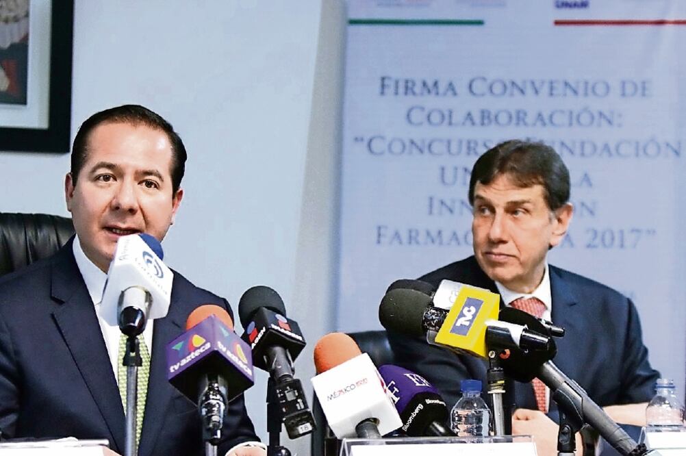 Julio Sánchez y Tépoz (izq.), titular de la Cofepris, firmó un convenio para organizar el Concurso Fundación UNAM a la Innovación Farmacéutica 2017 (COFEPRIS)