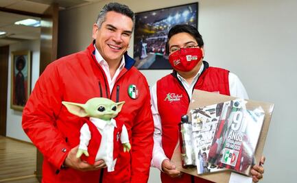 Presume Alejandro Moreno a Grogu vestido de priísta