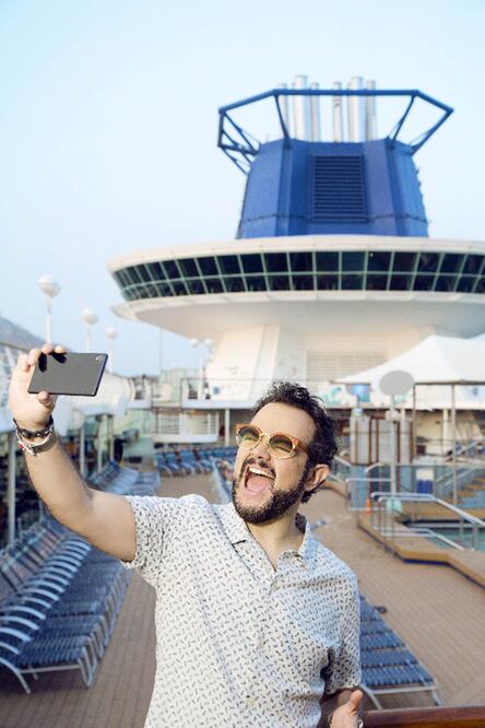 Antes del concierto, el artista recorrió el barco y se tomó fotografías del recuerdo (CORTESÍA PULLMANTURMEXICO)