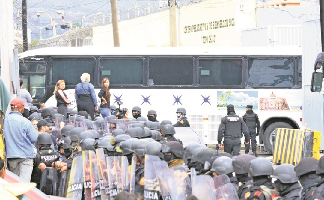 Un operativo de traslado de reos en el penal de Topo Chico provocó un enfrentamiento entre reclusos y elementos de seguridad estatal y el Grupo Antimotines. FOTO: EMILIO VÁSQUEZ. EL UNIVERSAL