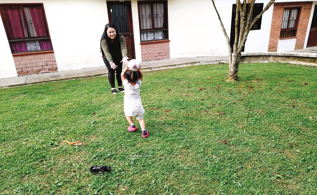 Adriana Caldera supo que debía dejar Venezuela tras perder a su primer bebé el mismo día de su nacimiento. En Colombia tuvo a su hija. Fotos: Especial.