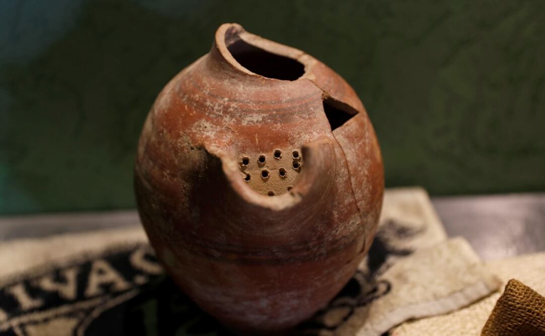 Una antigua vasija de barro encontrada por los investigadores. Foto: EFE