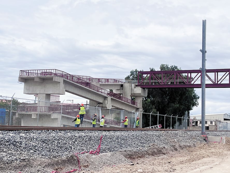En un recorrido de EL UNIVERSAL se observó uno de los puentes con rampas para personas con discapacidad. Además se colocó malla ciclónica para que la gente no se cruce por las vías del tren. Foto: de Arturo Contreras