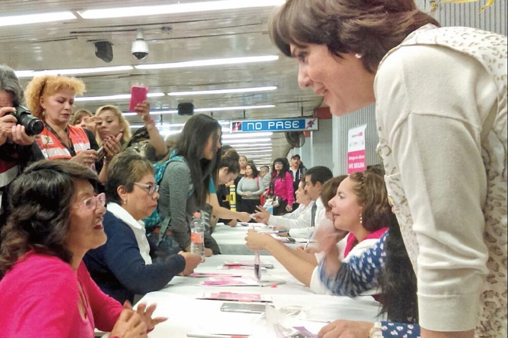La secretaria de Gobierno, Patricia Mercado, supervisó en la estación Pino Suárez la entrega de silbatos antiacoso (ESPECIAL)