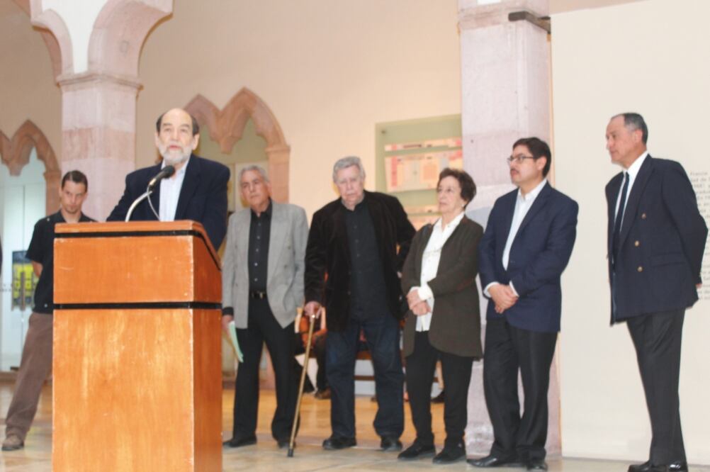 Durante la inauguración el pintor resumió su vida y su amor por la pintura con una sola frase: “Todo lo que tengo que decir lo digo pintando”. Foto: IRMA MEJÍA. EL UNIVERSAL