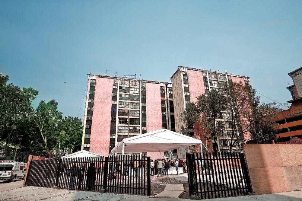 En el lugar que ocupó el inmueble de 60 metros de altura serán edificados 71 departamentos “con los mismos metros cuadrados que tenían y mejores condiciones de construcción”, explicó el jefe de Gobierno, José Ramón Amieva (ALEJANDRA LEYVA. EL UNIVERS)