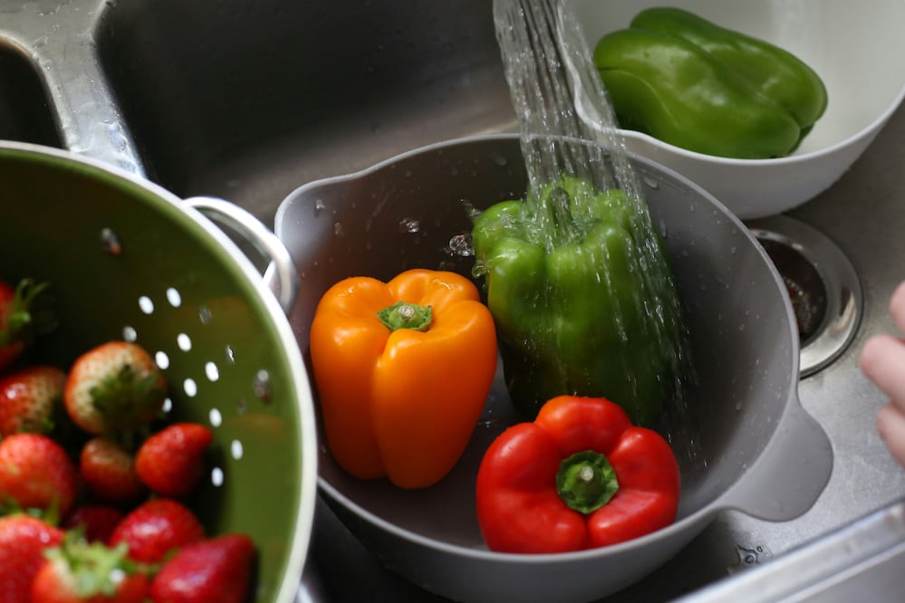 La USDA no recomienda lavar frutas y verduras con jabón, detergente o cloro, ya que estos no están diseñados para utilizarse en alimentos. Foto: Unsplash Giorgio Trovato