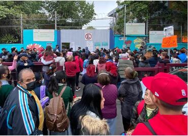 "Estoy nerviosa y contenta": dice Emily en su primer día de clases