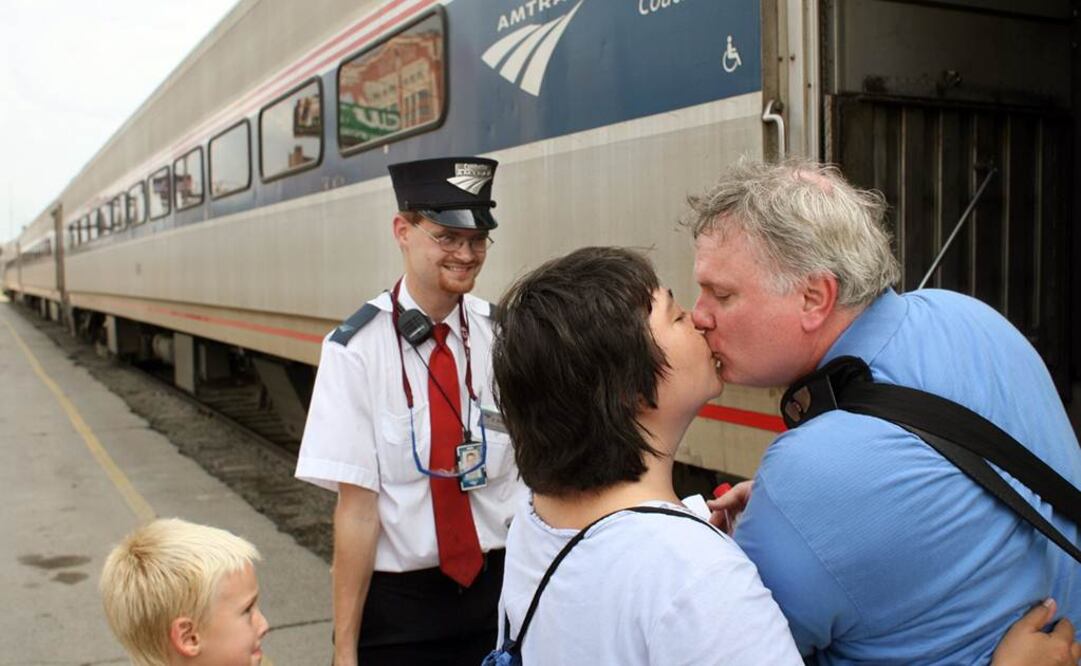 En la imagen, al centro, Brandon Bostian, quien condujo el tren de Amtrak que cubría la ruta entre Washington y Nueva York (Foto: AP)
