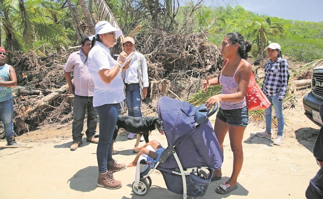 Ariadna Montiel Reyes, titular de la Secretaría de Bienestar, efectuó varios recorridos por poblaciones oaxaqueñas afectadas por el paso del huracán Agatha en esta entidad federativa. Foto: Especial.